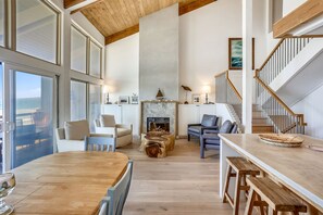 living room/dining area