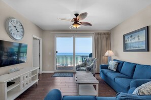 Spacious living room with sleeper sofa, Smart TV and beautiful views!