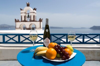 SantoriniParadise: BLUE & WHITE cave house, authentic experience, Caldera view