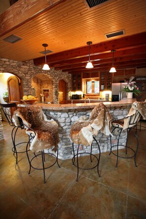 Bar around the kitchen island