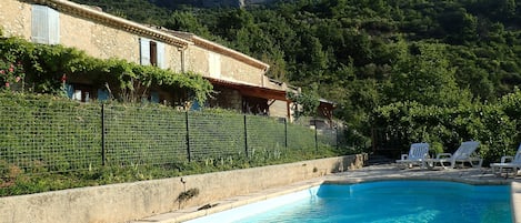 Le gîte, vue depuis la piscine