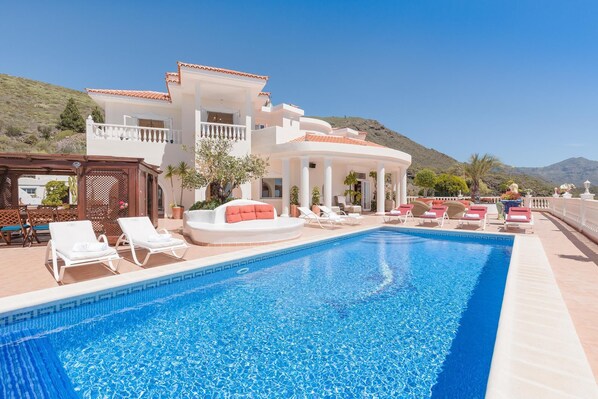 Luxury Villa with privacy, heated swimming pool, great sea views, cinema, gym