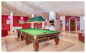 Spacious PARTY ROOM with great Bose hi-fi system & full size snooker table.  