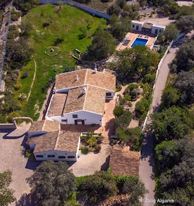 Authentic quinta with swimming pool on large grounds.