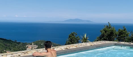 Dans la piscine vue couvent d’erbalunga