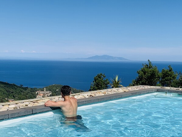 Dans la piscine vue couvent d’erbalunga