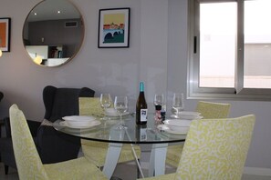 Dining area seating for 6 people