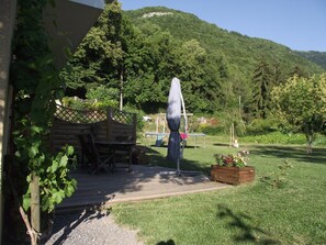 La terrasse, accessible depuis le séjour. Plein sud, vue jardin, montagnes.