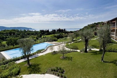 ELEGANT EINE NEU RENOVIERTE GOLF CLUB VILLA. POOL + SEEBLICK