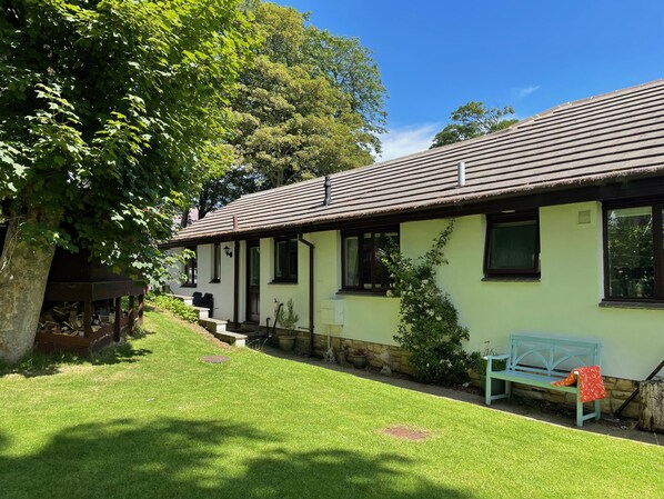 Beautiful coastal cottage with garden, tree house, parking and bike shed. 