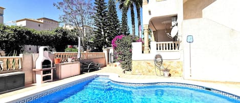 Magnifique piscine privée avec barbecue et transats. Seulement pour vous