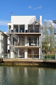 Luxus-Haus am See mit Skydeck. Vor-Ort-Spa mit Swimmingpool