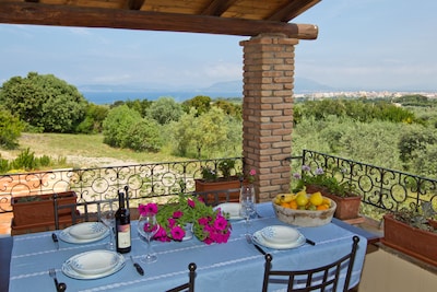 Villa Caprifogli, mit großer Terrasse und schön Blick aufs Meer 