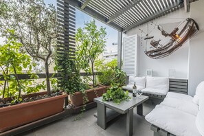 Balcony with sitting area 