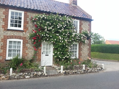 Pretty traditional brick and flint dog friendly country cottage 2 miles Blakeney