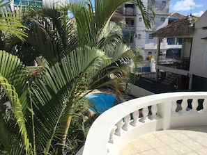 Balcon accessible à l'étage donnant vue sur la piscine et le jardin