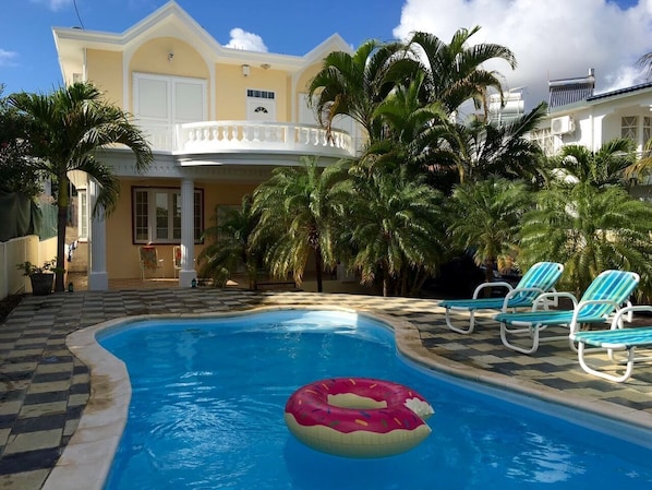 Villa à deux étages, avec piscine et jardin privés à votre disposition !