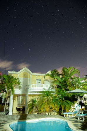 La Villa Yumesah illuminée la nuit, sous un ciel étoilé