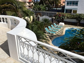 Le balcon est accessible grâce aux deux chambres situées à l'étage