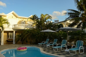 La Villa Yumesah dispose également d'une terrasse et d'un balcon !