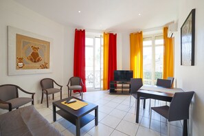 Salon indépendant avec canapé lit