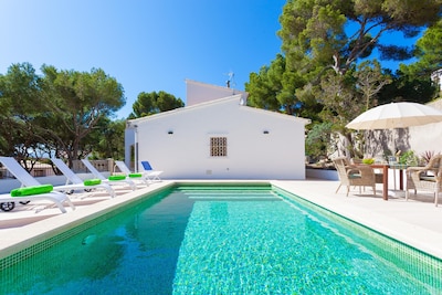 Sa Torre. Chalet con piscina muy cercano a la playa y al centro del pueblo. 