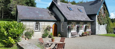 Front view of the rental cottage
Owners entrance around the corner 