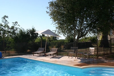 Casa rural francés del país con piscina, a poca distancia de la aldea bonita