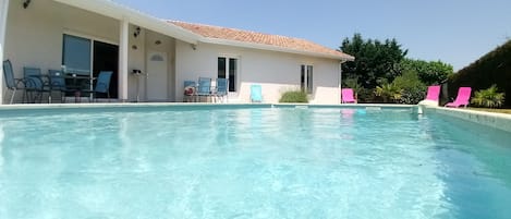 Vue de la maison à partir de la piscine.