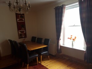 Livingroom with dining table and chairs