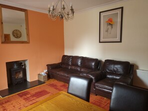 Livingroom with leather sofa and chair