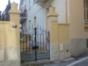 Entrance to Villa La Rifane