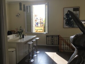 Breakfast bar