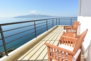 Terrace for recreation with view towards Korfu