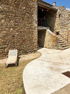 Vue sur l'escalier d'entrée et la cave depuis la terrasse de la bergerie