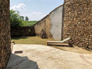 Vue de la cour/jardin depuis le portail d'entrée