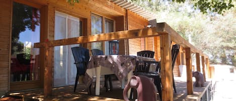 Terrasse coté Est, devant le salon, à l'ombre à partir de midi.