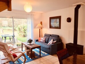 salon avec le poel à bois 