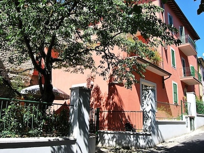 Beautiful spacious 2 bedroom, vacation apartment in Umbrian Town Villa