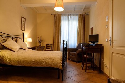 Beautiful spacious 2 bedroom, vacation apartment in Umbrian Town Villa