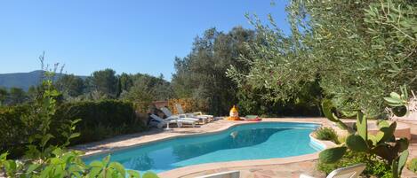 Grande piscine sécurisée, avec panorama sur les Maures