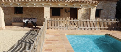 Piscine clôturée devant la maison