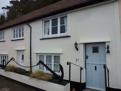 17th C Fisherman's Cottage, quiet Harbour location opposite Beach with Sea Views