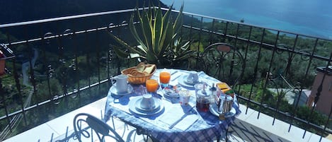 Petit dejeneur vue mer sur notre terrace