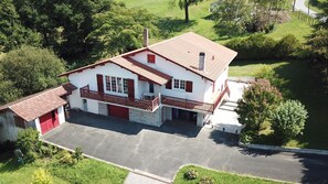 top view  / vue côté parking 