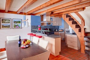Open plan kitchen and dining