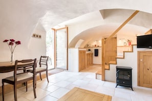 Gites Marston: La Petite Grange -Open plan living & kitchen with vaulted ceiling