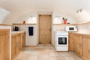 Gites Marston: La Petite Grange - Custom built open plan kitchen