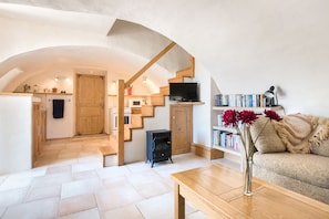 Gites Marston: La Petite Grange - Open plan living space and kitchen