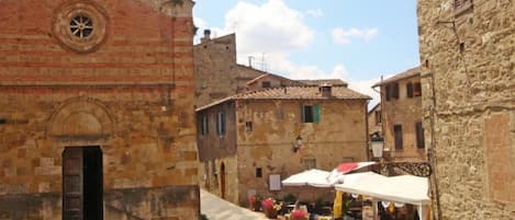 Esterno. Facciata della Chiesa di S.Maria in Canonica e Piazza.